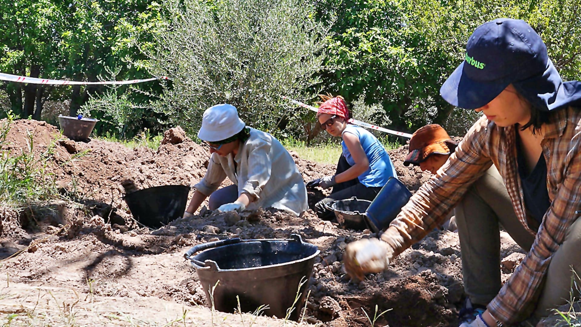 Equipo de antropólogas que trabajaron identificando cadáveres enterrados NN
