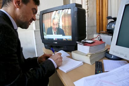 Equipo de taquígrafos del Senado. En este caso transcribe a mano lo que se dice en la comisión. Luego lo llevarán al alfabeto español y pasará a formar parte del diario de comisiones de la Cámara alta.