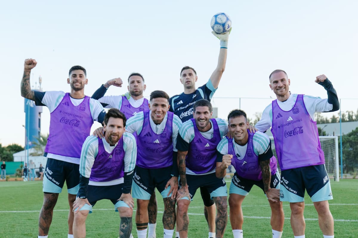 "Equipo ganador", dice la publicación de la selección argentina en sus redes sociales: Cuti Romero, Otamendi, Dibu, Enzo Fernández, De Paul, Lautaro Martínez, Mac Allister y... Messi, que festejó en celeste y blanco hasta en la última práctica