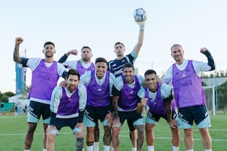 Messi recibió el afecto de todos: qué mensaje le dio cada compañero antes de la gran noche