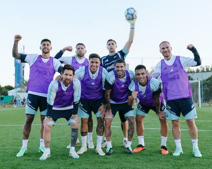 "Equipo ganador", dice la publicación de la selección argentina en sus redes sociales: Cuti Romero, Otamendi, Dibu, Enzo Fernández, De Paul, Lautaro Martínez, Mac Allister y... Messi, que festejó en celeste y blanco hasta en la última práctica