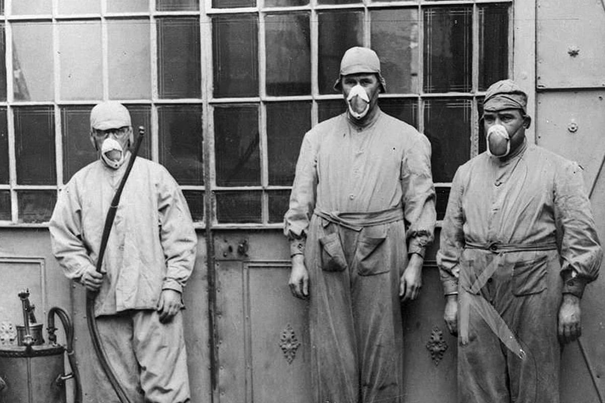 Equipo sanitario provisto de máscaras defensivas y del instrumental necesario para la desinfección domiciliaria durante la epidemia de1928