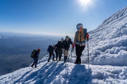 Equipo Vista del desafío montañismo en el ascenso al Lanín.