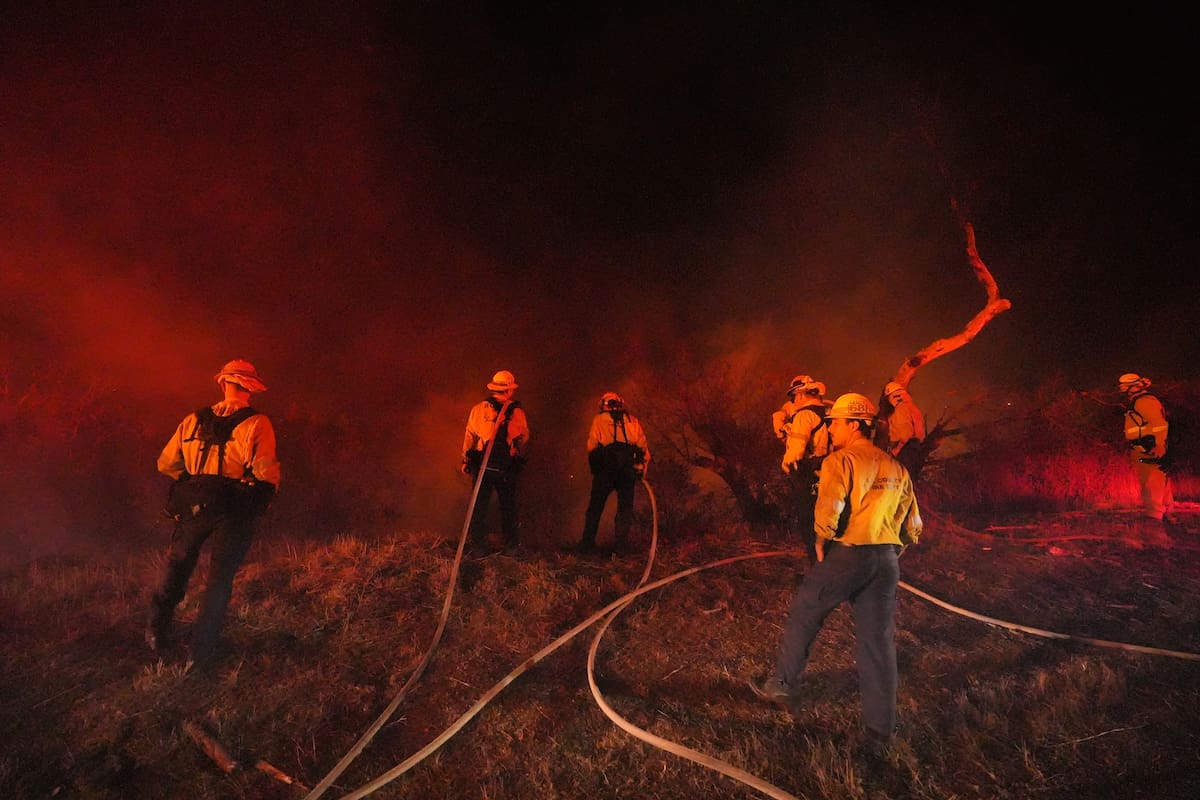 Equipos de bomberos toman posición frente al incendio Bryson el jueves 15 de octubre de 2026, en Mal