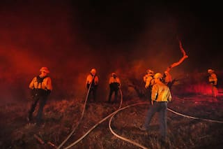 El calor y el viento avivan incendios en el sur de California