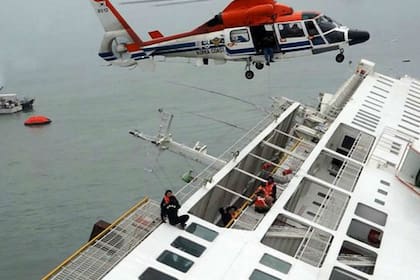 Equipos de buzos intentaron recuperar los cuerpos que todavía se encontraban en el casco del ferry Sewol