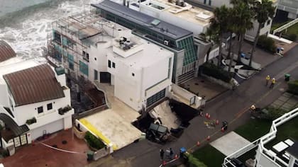 Equipos de emergencia acudieron a la casa de Nicolas Cage después del colapso de la entrada frente al mar