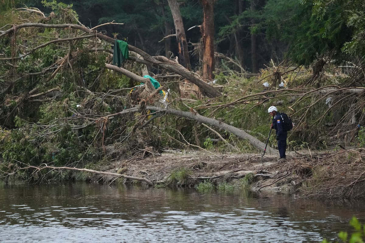 Equipos de emergencia buscan a víctimas de las inundaciones, a orillas del río Guadalupe en Kerrville, Texas
