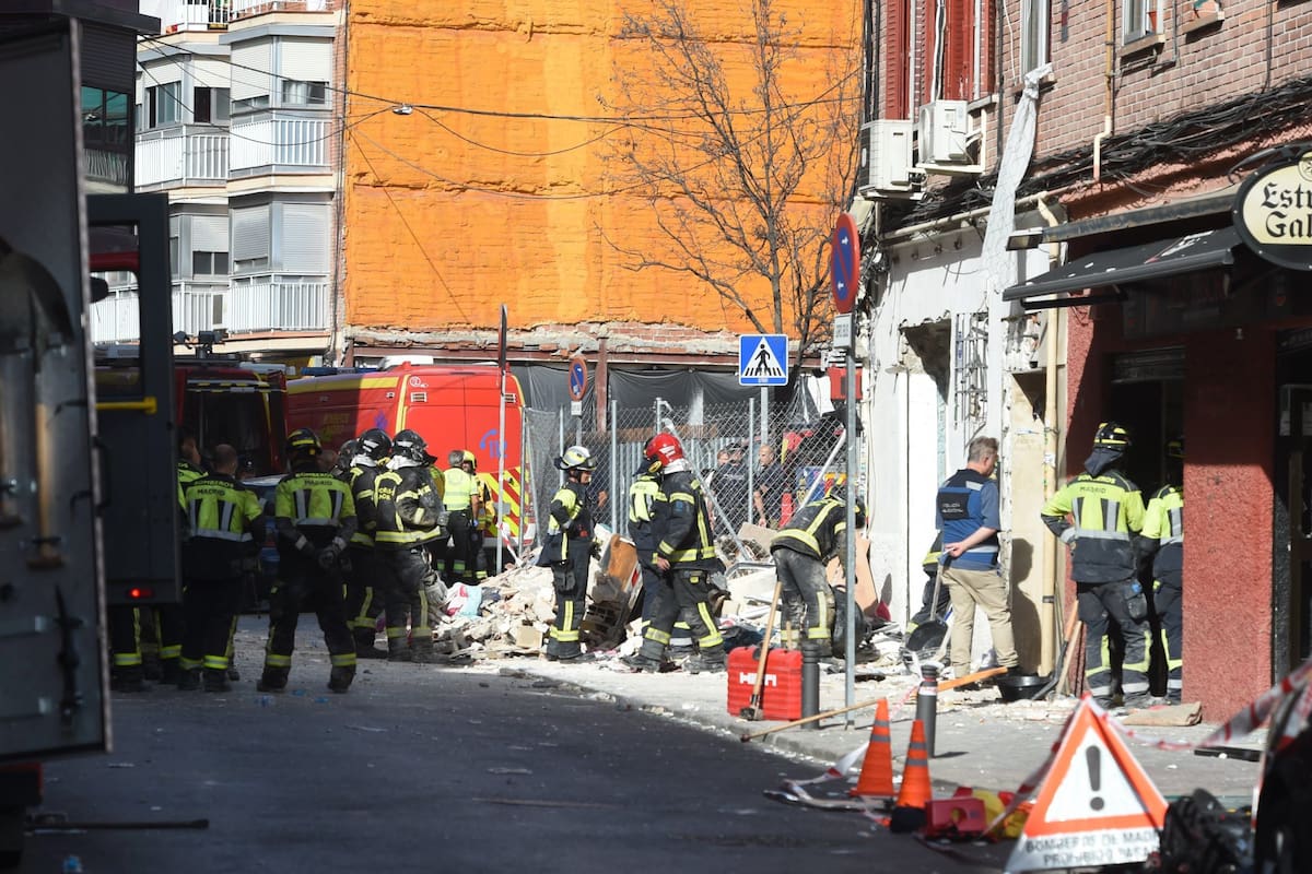Equipos de emergencia trabajan en el área donde ocurrió la explosión (Gustavo Valiente/EUROPA PRESS/dpa)