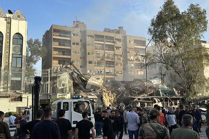Equipos de emergencia trabajan en el lugar del ataque