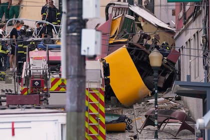 Equipos de emergencia trabajan en el lugar donde se descarriló un tranvía eléctrico, el miércoles 3 de septiembre de 2025, en Lisboa, Portugal. (AP Foto/Armando Franca)