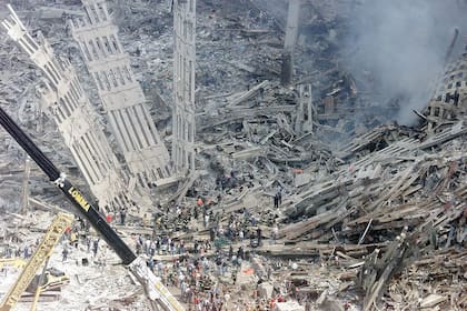 Equipos de emergencia trabajan para rescatar a sobrevivientes entre los escombros del World Trade Center derrumbado, en Nueva York, el 12 de septiembre de 2001