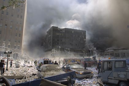Equipos de emergencia trabajan para rescatar a sobrevivientes entre los escombros del World Trade Center derrumbado, en Nueva York, el 11 de septiembre de 2001