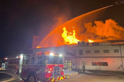 Equipos de emergencias evacúan pacientes y combaten incendio en hospital en Pensilvania