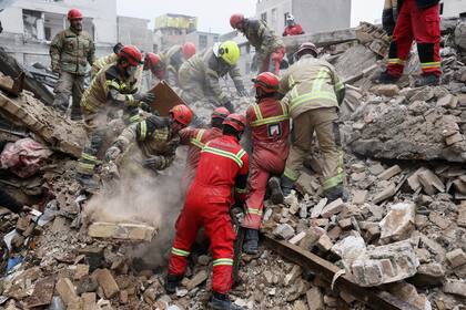 Equipos de rescate buscan supervivientes entre los escombros tras un ataque en el sur de Teherán, Irán