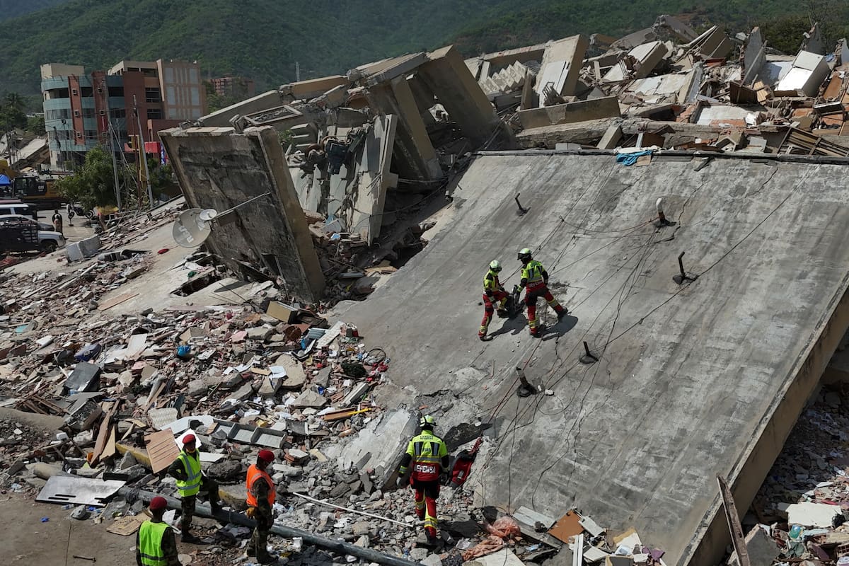 Equipos de rescate del Ejército mexicano buscan a personas atrapadas en edificios derrumbados tras los terremotos que azotaron La Guaira, Venezuela, el domingo 28 de junio de 2026. (AP Foto/Matías Delacroix)