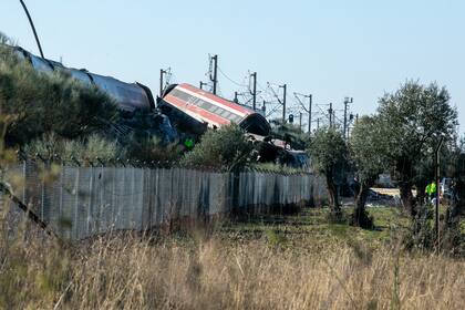 Equipos de rescate españoles registran los trenes con la esperanza de encontrar supervivientes.