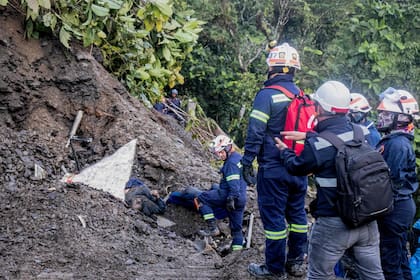 Equipos de rescate organizan la búsqueda de personas en un deslizamiento de montaña en el sector El Ruso, municipio Pueblo Rico, en el noroeste de Bogotá, Colombia