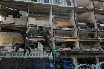 Equipos de rescate retiran escombros en el lugar de una explosión mortal que dañó el hotel Saratoga, en La Habana, el viernes 6 de mayo de 2022. (AP Foto/Ramón Espinosa)