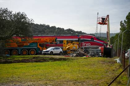 Equipos de rescate trabajan en el lugar del accidente ferroviario en Adamuz, en el sur de España