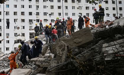 Equipos de rescate trabajan entre los escombros en La Guaira
