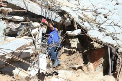 Equipos de rescate trabajan intensamente en las zonas devastadas por las inundaciones.