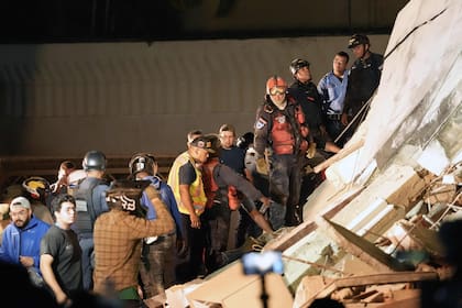 Equipos de rescatistas se pusieron manos a la obra desde la tarde del miércoles
