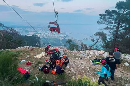 Equipos de rescatistas trabajan con los pasajeros de un teleférico varado a las afueras de Antalya, en el sur de Turquía, el 12 de abril de 2024. (Dia Images vía AP)