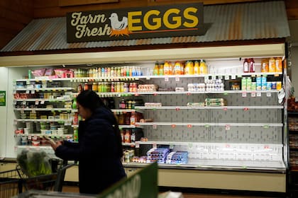 Equipos esparcen sal en carreteras y la gente compra pilas ante tormenta invernal en EE. UU