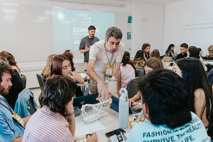 Equipos interdisciplinarios participaron en Dinnova, una maratón de seis horas dedicada al diseño de soluciones para la salud.