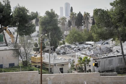 Equipos israelíes derriban la sede de la agencia de la ONU para palestinos en Jerusalén Oriental