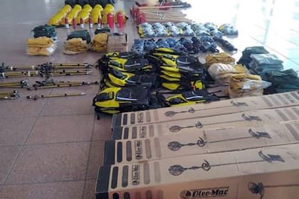 Equipos que llevan los bomberos argentinos que colaborarán en el Amazonas; buena parte fabricados en Alta Gracia