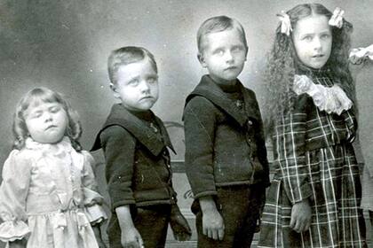 Era común que las familias tuvieran muchos hijos, y también común que murieran antes de cumplir cinco años. En esta imagen, la niña más pequeña ha muerto y está apoyado contra un soporte para la imagen