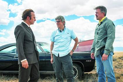 "Era difícil hacer algo después de Breaking Bad", dice Vince Gilligan (der), creador junto con Peter Gould (centro) de la serie con Bob Odenkirk