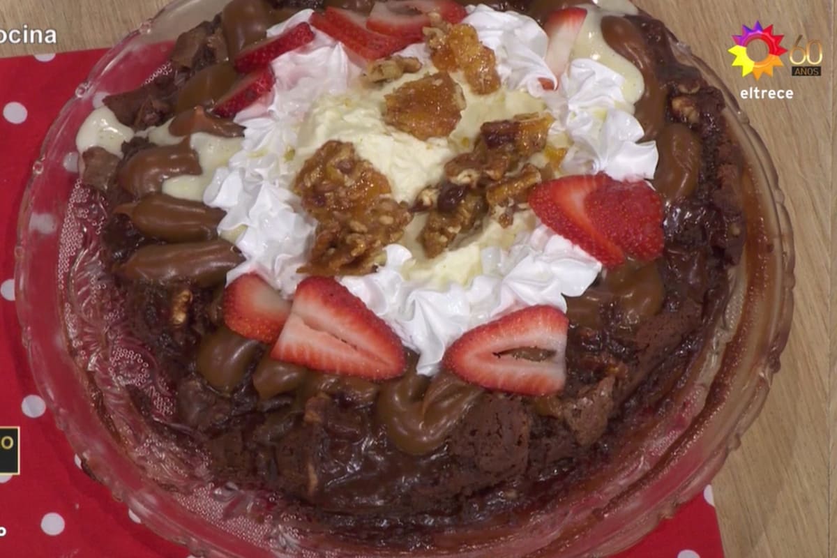 Era el tercer plato que debían entregar y tenía que ser igual a una torta brownie de chocolate con crema.