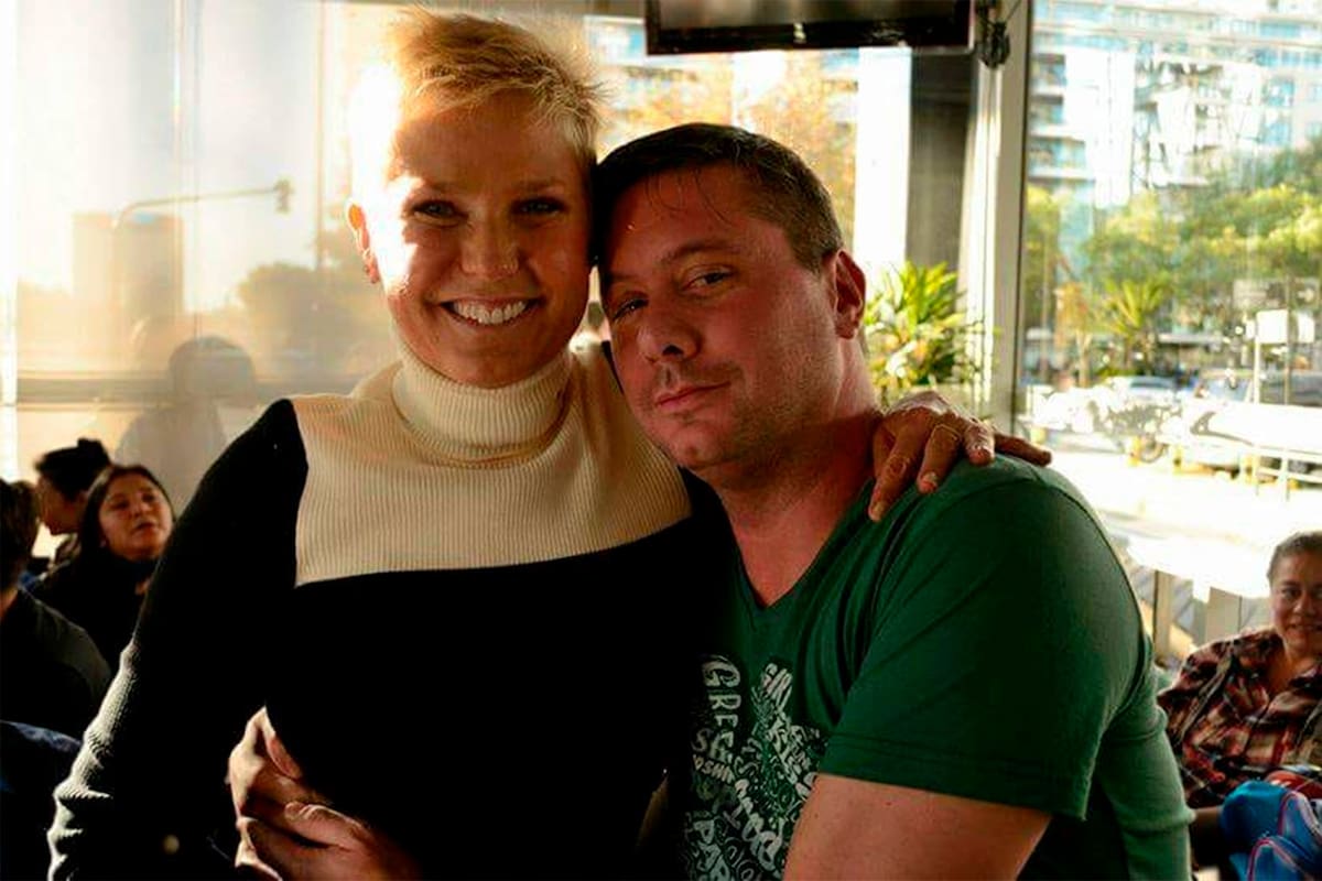 Era uno de los seguidores históricos de la conductora y la estaba esperando en el Aeropuerto de Ezeiza cuando se descompuso