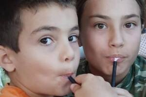 Erez (izq.) y Sahar Kalderon son miembros de una familia secuestrada en el kibutz Nir Oz