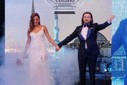 ¿Qué pensará la novia de Ergün de esta foto?