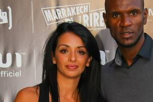 Eric Abidal, con su esposa Hayet; un romance del exfutbolista de Barcelona terminó involucrándolo en el escandaloso caso en Francia