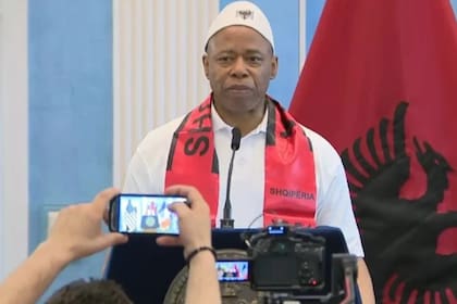 Eric Adams afirmó que el gesto refleja el vínculo entre Nueva York y la comunidad albanesa
