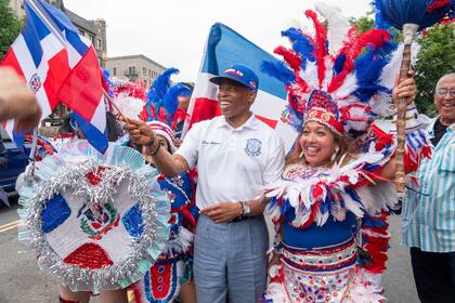 Eric Adams bailó junto a los asistentes y elogió los valores de familia, fe y trabajo duro de la comunidad dominicana