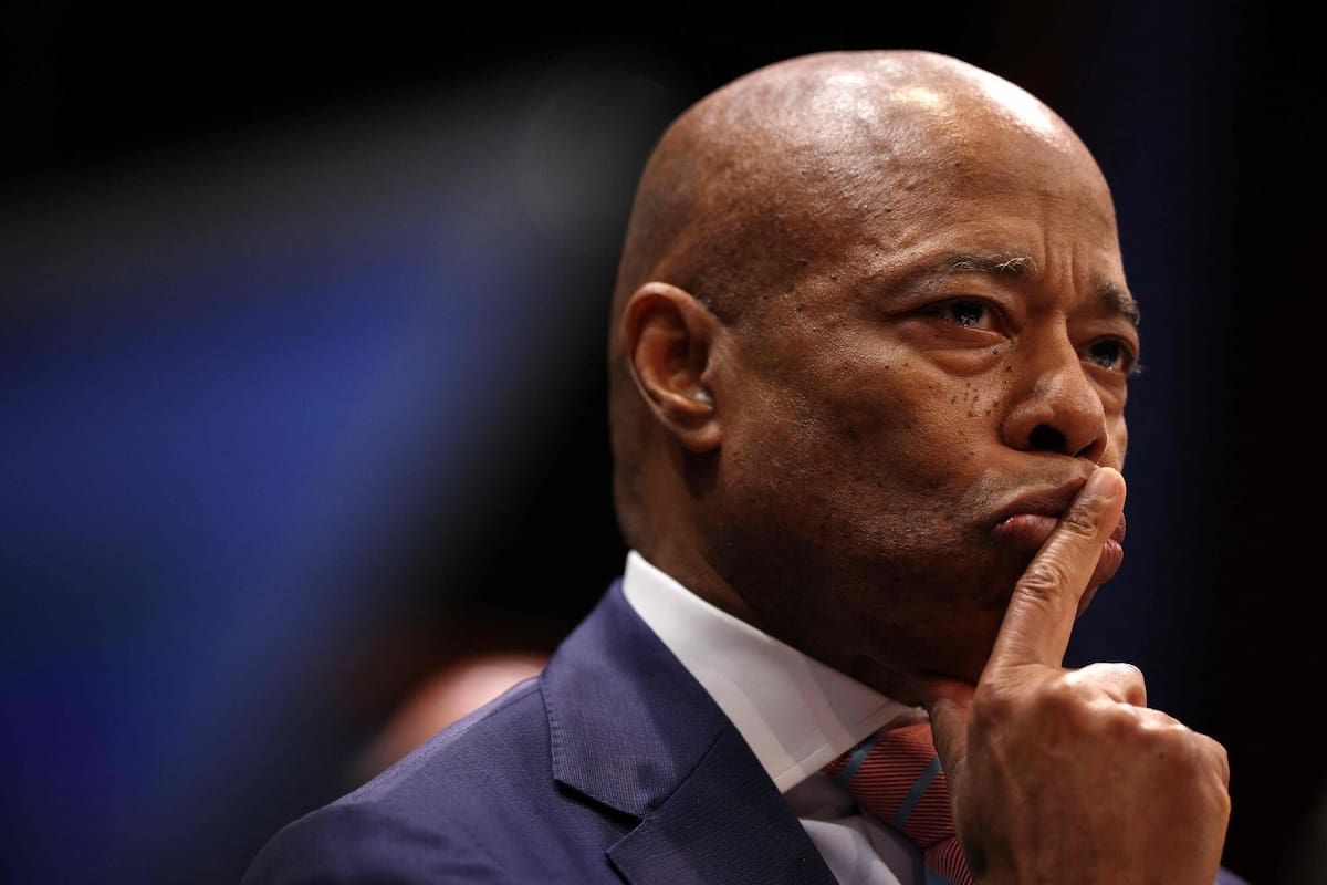 Eric Adams lucha por revertir su caída ante un electorado dividido