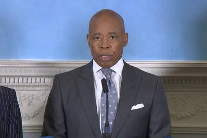 Eric Adams se refirió a las protestas contra ICE en conferencia de prensa y advirtió que no tolerarán la violencia