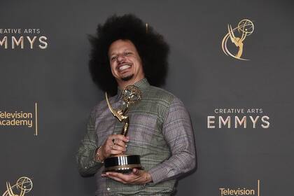 Eric Andre posa con su premio de actor destacado en una serie corta de comedia o drama por "The Eric André Show" en la segunda noche de los Premios Emmy de las Artes Creativas el domingo 8 de septiembre de 2024 en Los Ángeles. (Foto Richard Shotwell/Invision/AP)