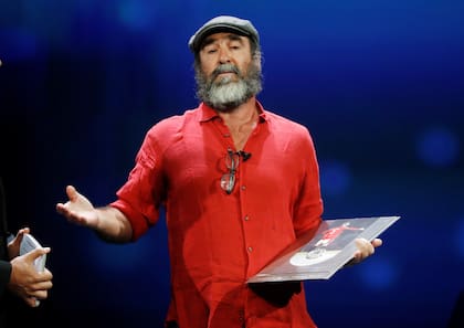 Eric Cantona fue con boina a la entrega de un reconocimiento de la UEFA