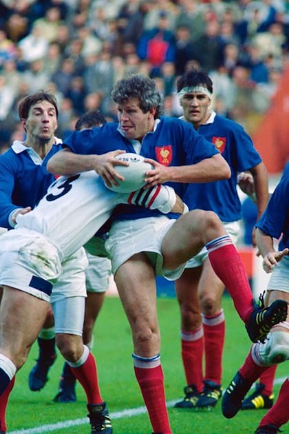 Eric Champ con la pelota, tackleado por un rival inglés durante la cuartos de final del Mundial 1991