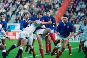 Eric Champ con la pelota, tackleado por un rival inglés durante la cuartos de final del Mundial 1991