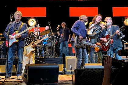 Eric Clapton en el cierre de festival con Santaolalla como estrella invitada