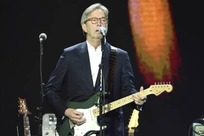 Eric Clapton está en contra de las vacunas contra el coronavirus y arriesgó una descabellada teoría sobre sus efectos (Asociación de prensa a través de AP Images)