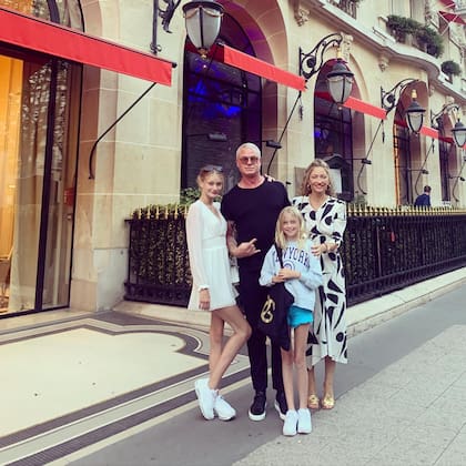 Eric Dane junto a Rebecca Gayheart y sus hijas, Billie y Georgia. El actor intentó aprovechar al máximo el tiempo en familia durante sus últimos meses de vida, compartiendo almuerzos, películas y noches de juegos mientras avanzaba la ELA